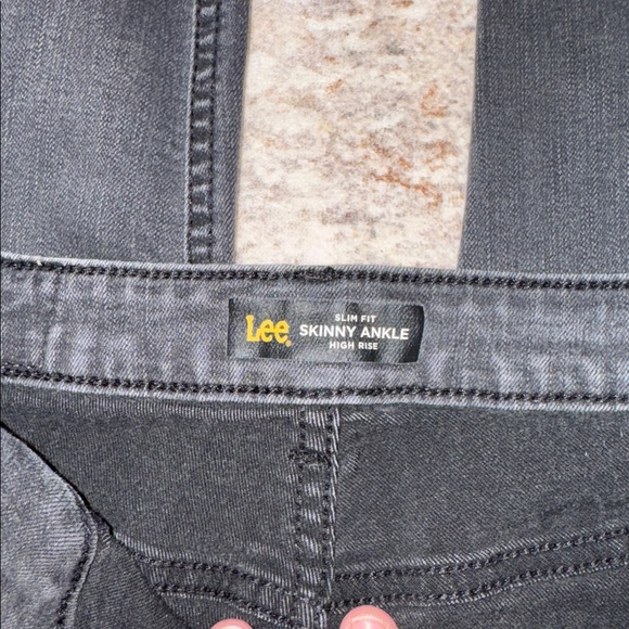 Lee - Picture 2 of 4